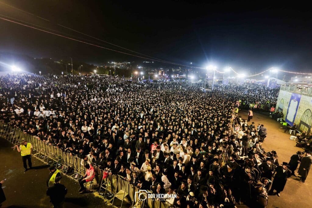 רבבות בהדלקת הענק של המשפיע הגה״צ ר׳ אלימלך בידרמן