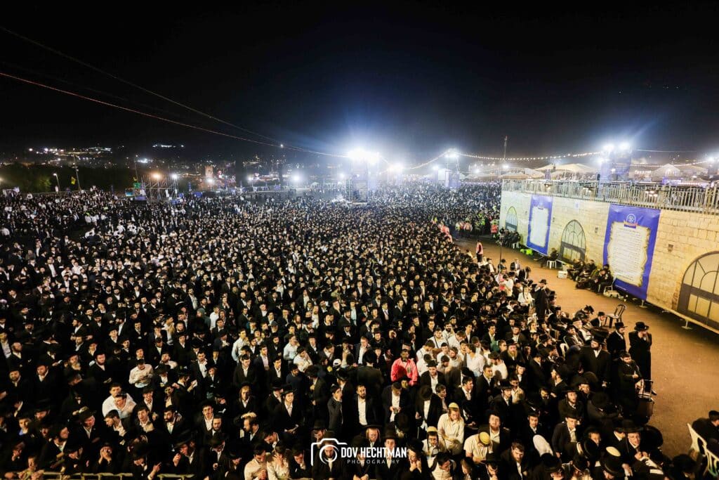 רבבות בהדלקת הענק של המשפיע הגה״צ ר׳ אלימלך בידרמן