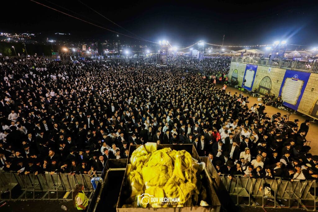 רבבות בהדלקת הענק של המשפיע הגה״צ ר׳ אלימלך בידרמן