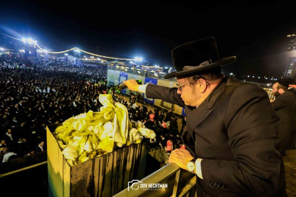 רבבות בהדלקת הענק של המשפיע הגה״צ ר׳ אלימלך בידרמן