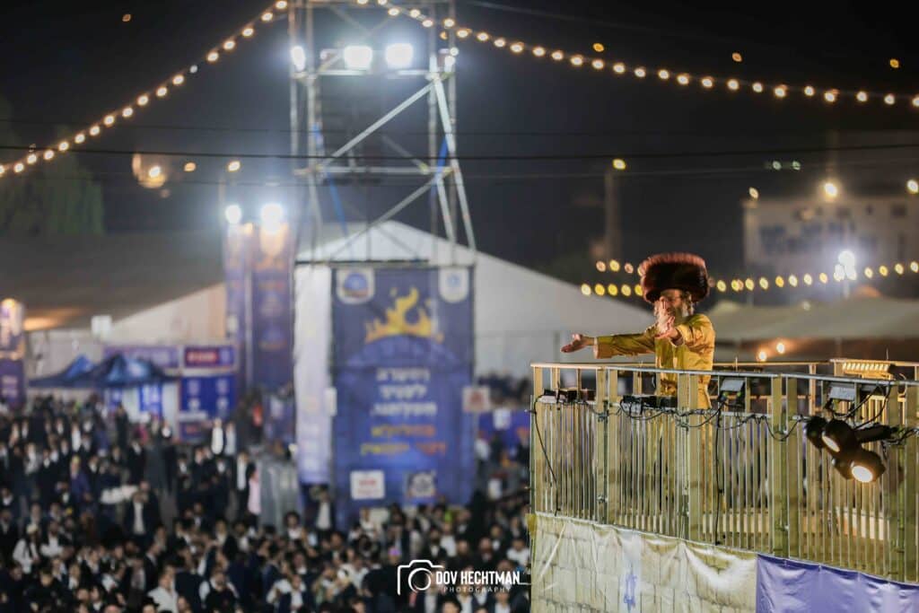 רבבות בהדלקת הענק של המשפיע הגה״צ ר׳ אלימלך בידרמן