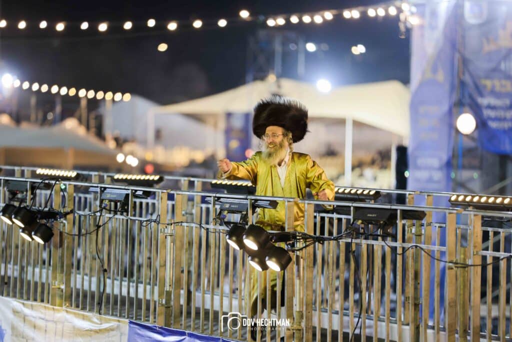 רבבות בהדלקת הענק של המשפיע הגה״צ ר׳ אלימלך בידרמן