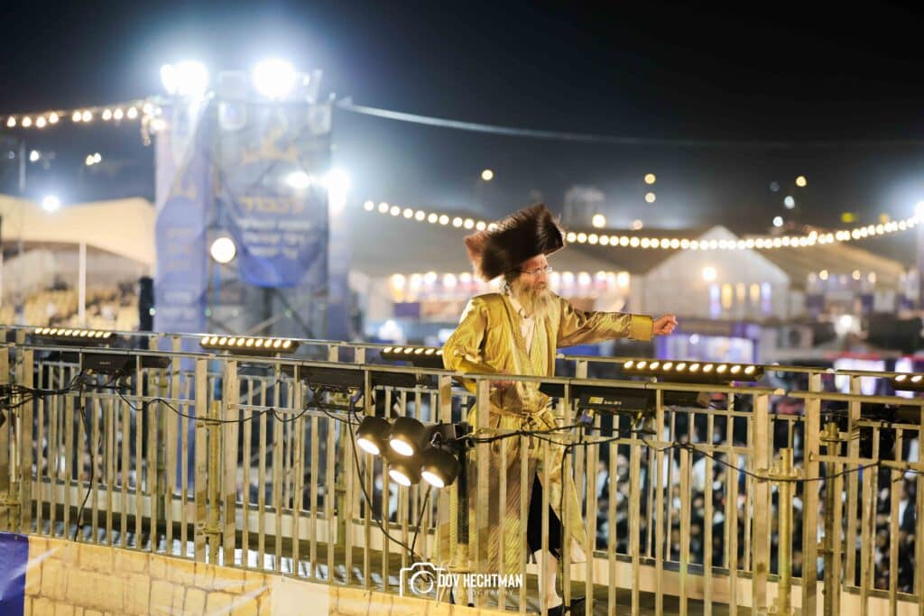 רבבות בהדלקת הענק של המשפיע הגה״צ ר׳ אלימלך בידרמן