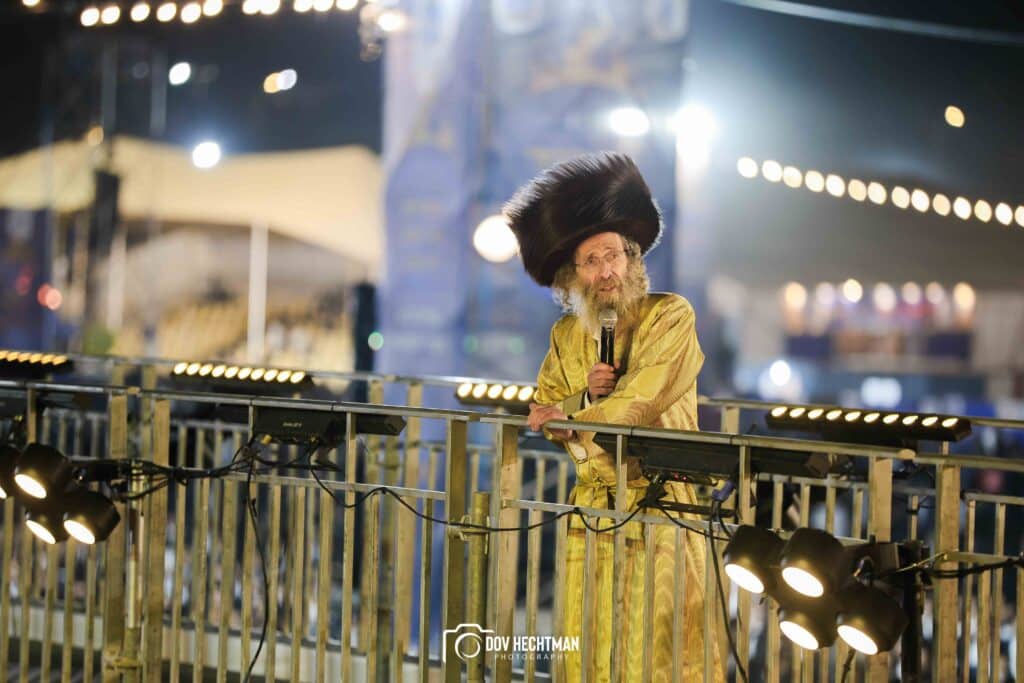 רבבות בהדלקת הענק של המשפיע הגה״צ ר׳ אלימלך בידרמן