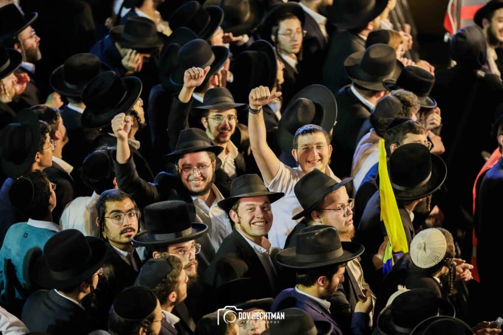 רבבות בהדלקת הענק של המשפיע הגה״צ ר׳ אלימלך בידרמן