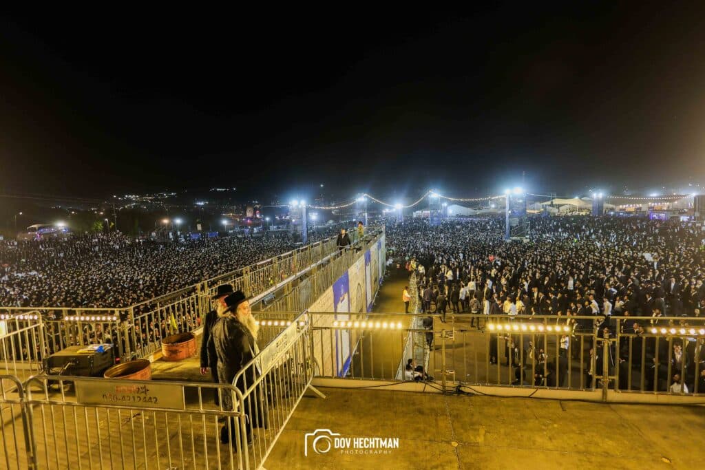 רבבות בהדלקת הענק של המשפיע הגה״צ ר׳ אלימלך בידרמן