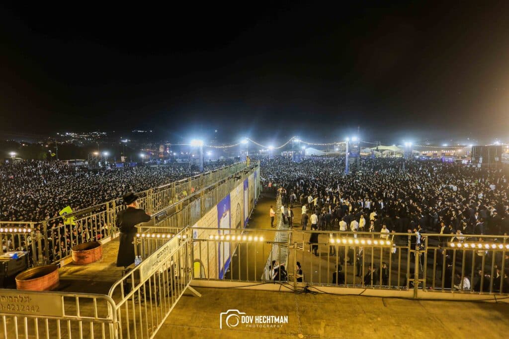 רבבות בהדלקת הענק של המשפיע הגה״צ ר׳ אלימלך בידרמן