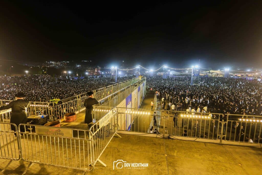 רבבות בהדלקת הענק של המשפיע הגה״צ ר׳ אלימלך בידרמן