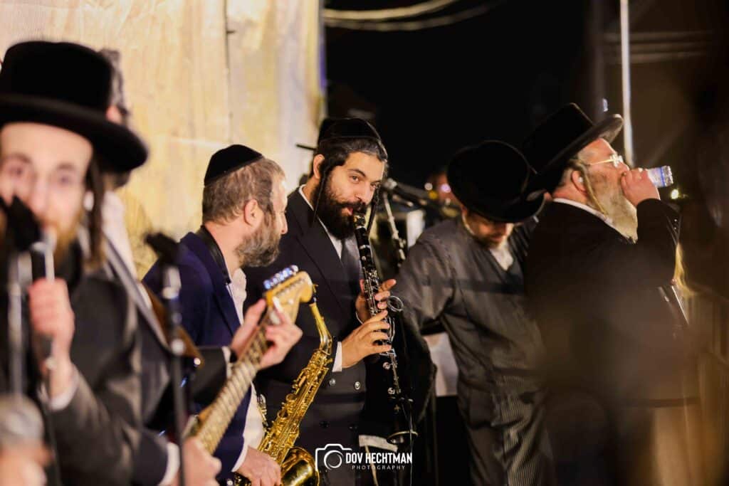 רבבות בהדלקת הענק של המשפיע הגה״צ ר׳ אלימלך בידרמן