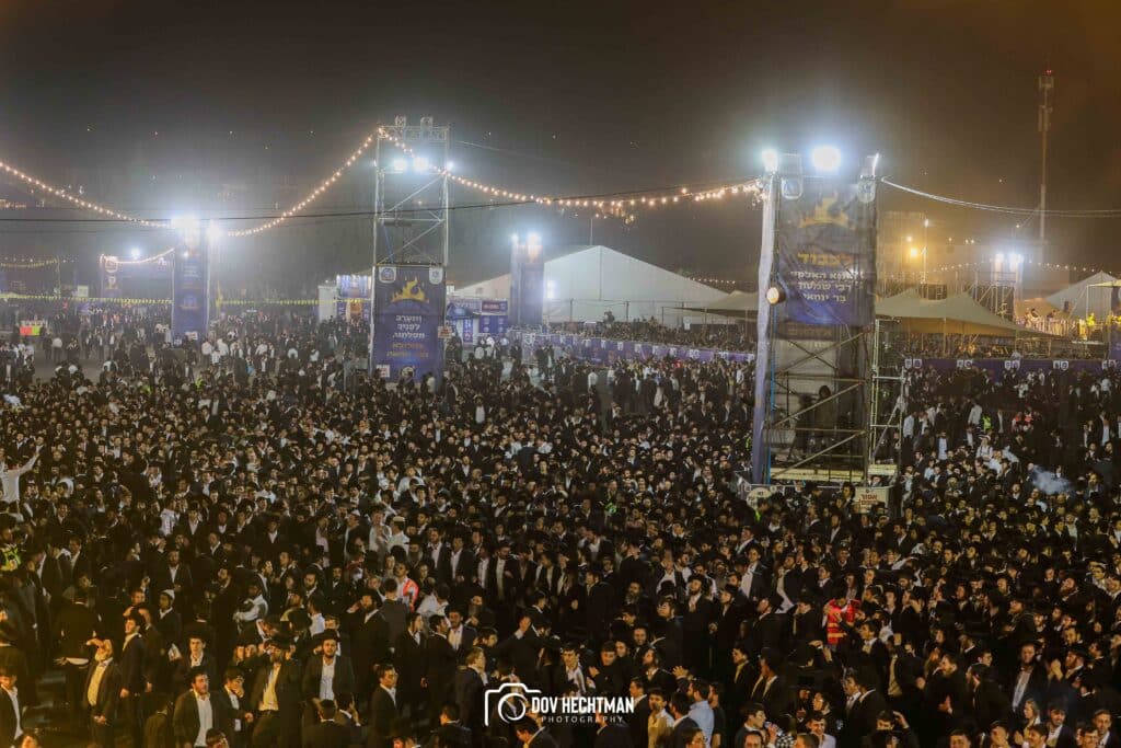 רבבות בהדלקת הענק של המשפיע הגה״צ ר׳ אלימלך בידרמן