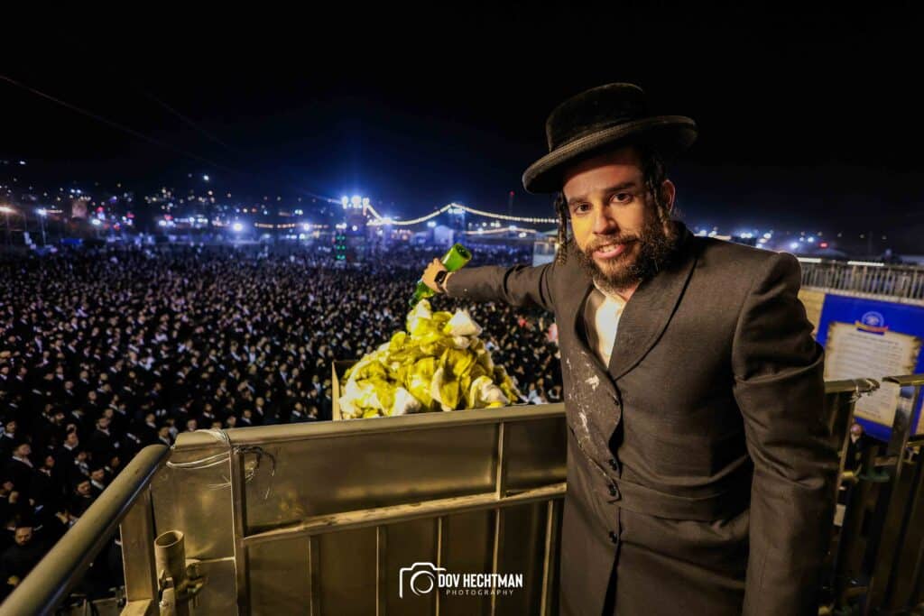 רבבות בהדלקת הענק של המשפיע הגה״צ ר׳ אלימלך בידרמן