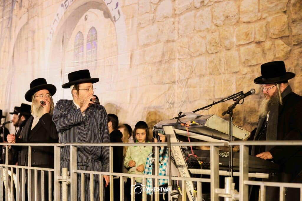 רבבות בהדלקת הענק של המשפיע הגה״צ ר׳ אלימלך בידרמן