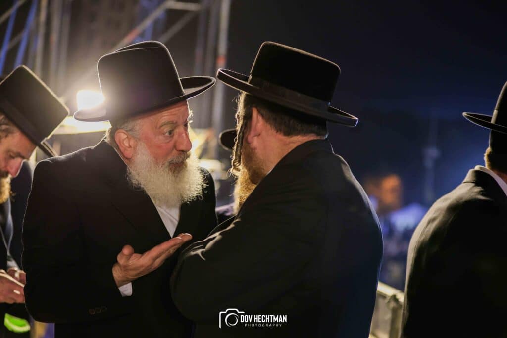 רבבות בהדלקת הענק של המשפיע הגה״צ ר׳ אלימלך בידרמן