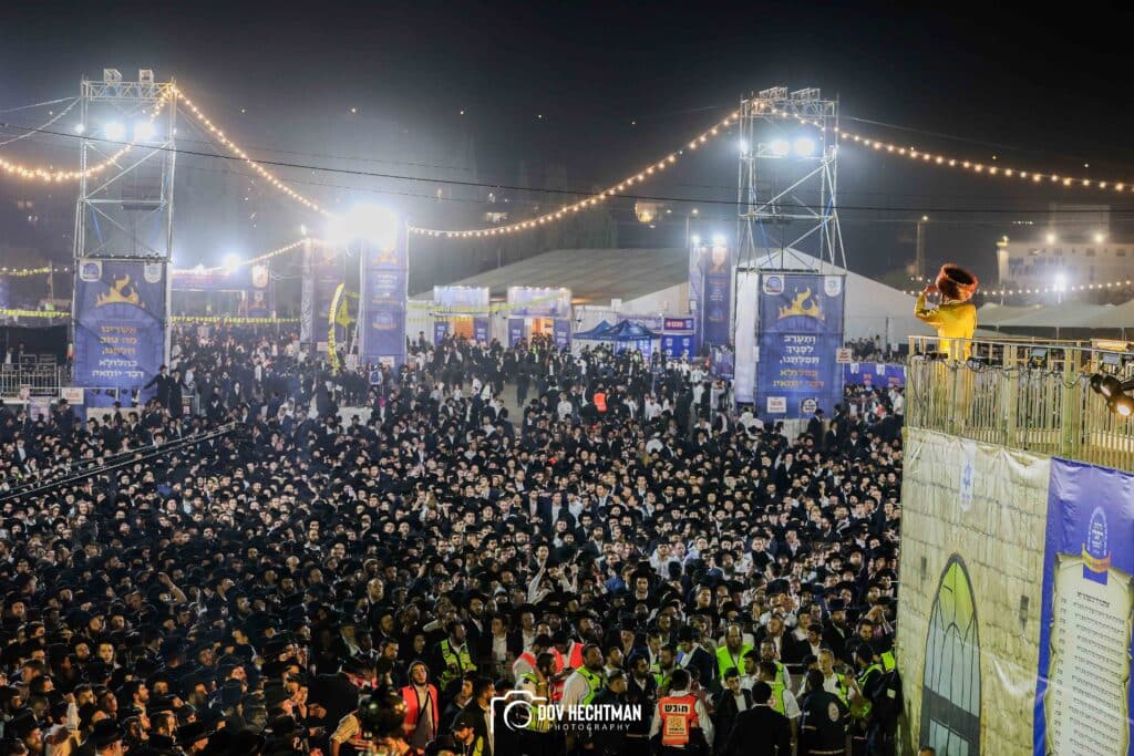 רבבות בהדלקת הענק של המשפיע הגה״צ ר׳ אלימלך בידרמן