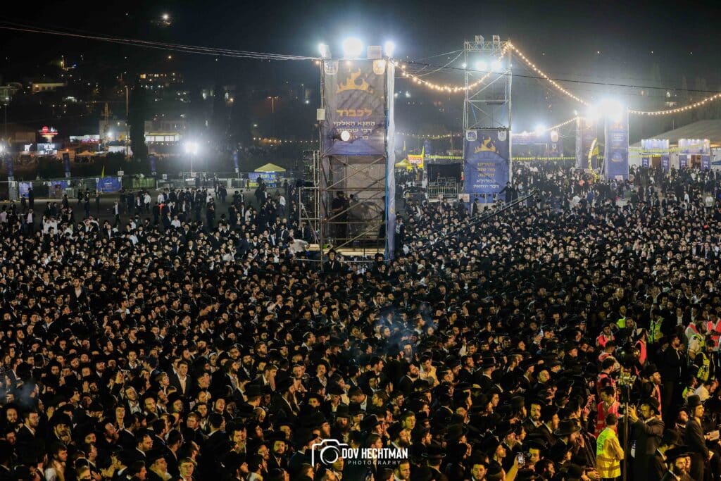 רבבות בהדלקת הענק של המשפיע הגה״צ ר׳ אלימלך בידרמן