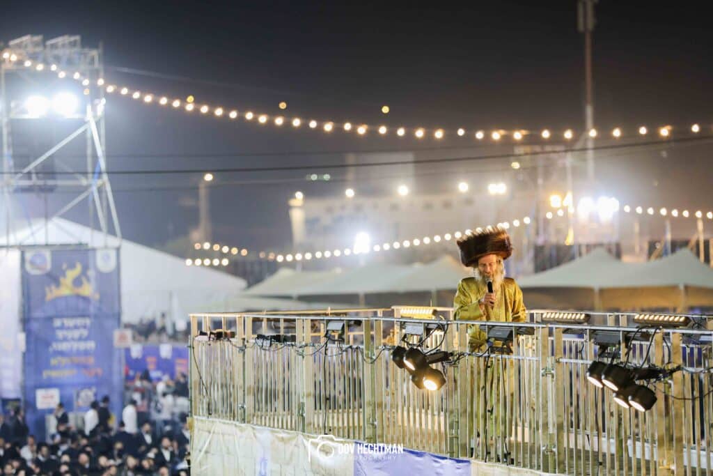 רבבות בהדלקת הענק של המשפיע הגה״צ ר׳ אלימלך בידרמן