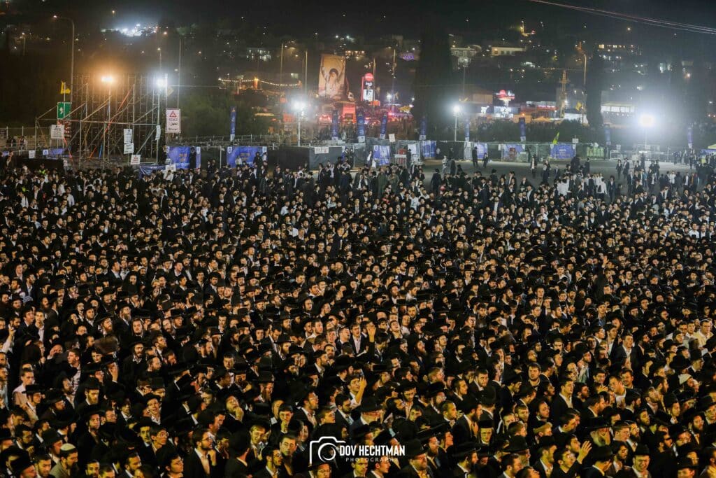 רבבות בהדלקת הענק של המשפיע הגה״צ ר׳ אלימלך בידרמן