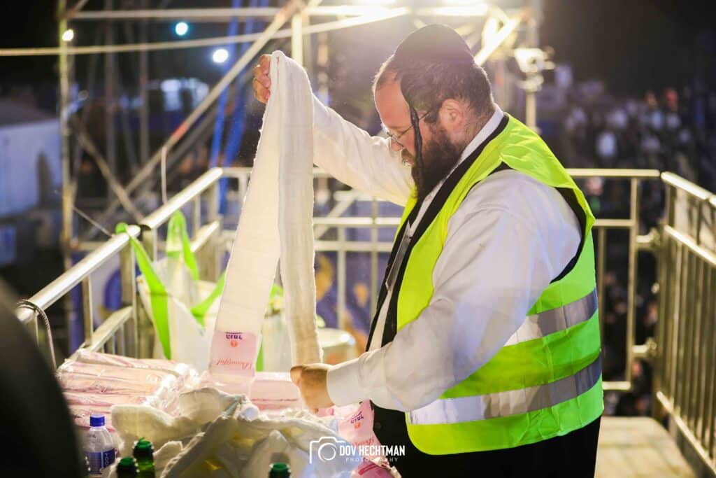 רבבות בהדלקת הענק של המשפיע הגה״צ ר׳ אלימלך בידרמן