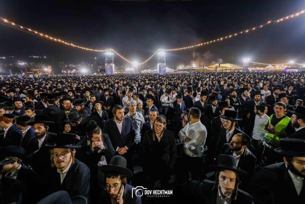 רבבות בהדלקת הענק של המשפיע הגה״צ ר׳ אלימלך בידרמן