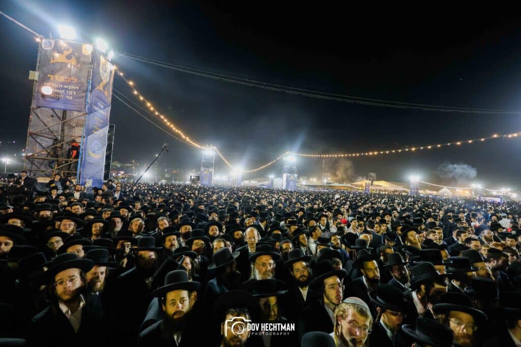 רבבות בהדלקת הענק של המשפיע הגה״צ ר׳ אלימלך בידרמן