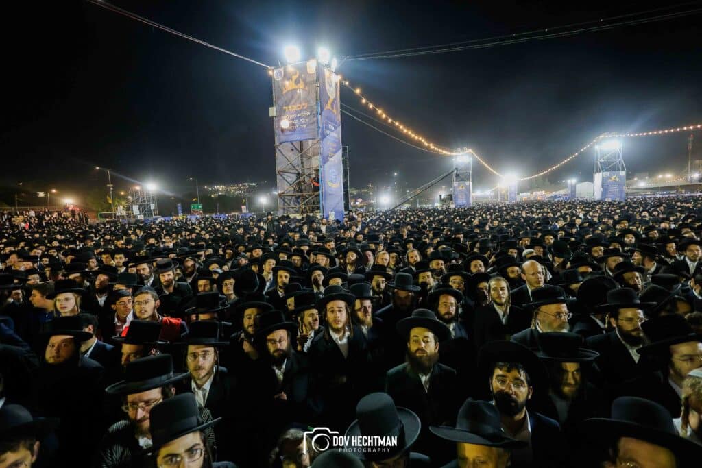 רבבות בהדלקת הענק של המשפיע הגה״צ ר׳ אלימלך בידרמן