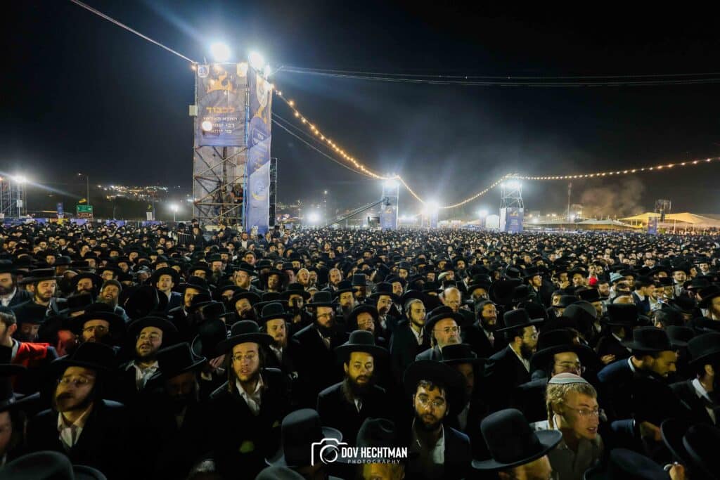 רבבות בהדלקת הענק של המשפיע הגה״צ ר׳ אלימלך בידרמן