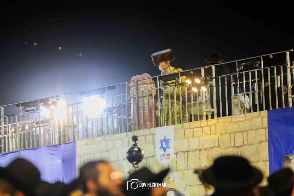 רבבות בהדלקת הענק של המשפיע הגה״צ ר׳ אלימלך בידרמן