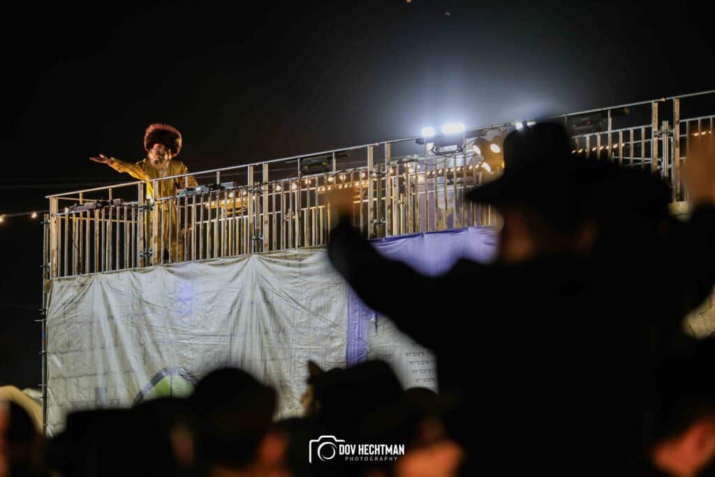 רבבות בהדלקת הענק של המשפיע הגה״צ ר׳ אלימלך בידרמן