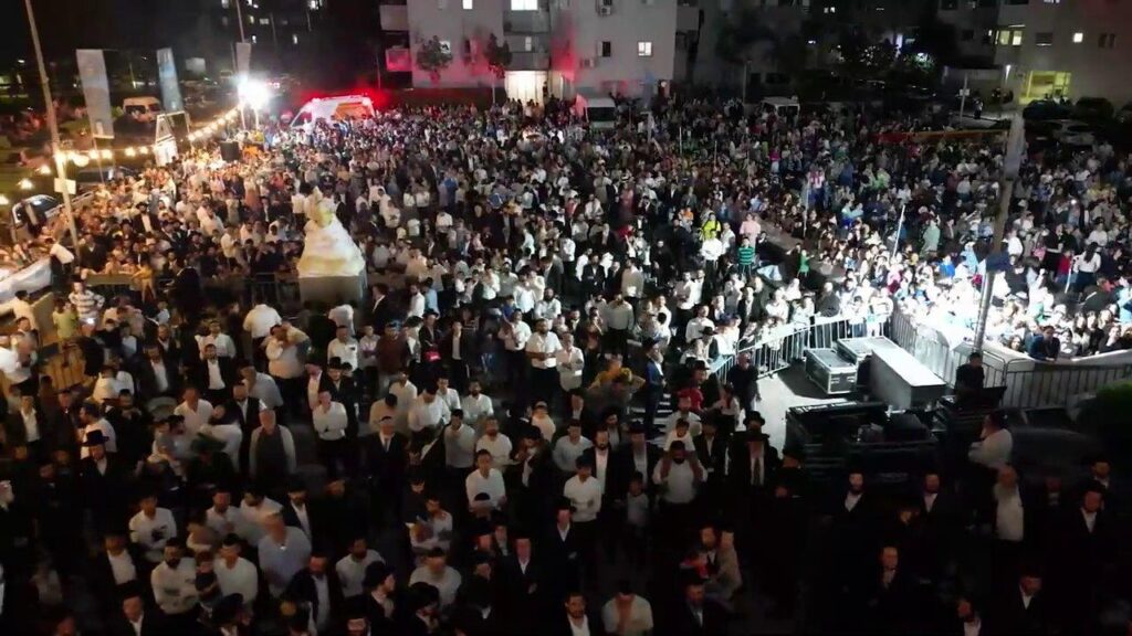 אשדוד: אלפים השתתפו בהדלקה המרכזית במעמד הראש"ל אשדוד: אלפים השתתפו בהדלקה המרכזית במעמד הראש"ל