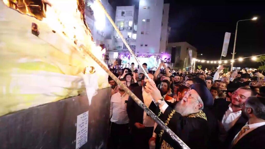 אשדוד: אלפים השתתפו בהדלקה המרכזית במעמד הראש"ל אשדוד: אלפים השתתפו בהדלקה המרכזית במעמד הראש"ל