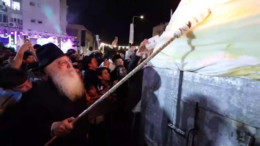 אשדוד: אלפים השתתפו בהדלקה המרכזית במעמד הראש"ל אשדוד: אלפים השתתפו בהדלקה המרכזית במעמד הראש"ל