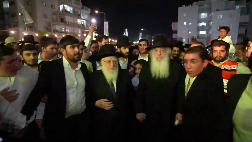 אשדוד: אלפים השתתפו בהדלקה המרכזית במעמד הראש"ל אשדוד: אלפים השתתפו בהדלקה המרכזית במעמד הראש"ל