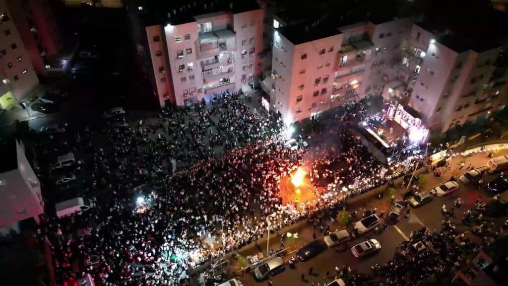 אשדוד: אלפים השתתפו בהדלקה המרכזית במעמד הראש"ל אשדוד: אלפים השתתפו בהדלקה המרכזית במעמד הראש"ל