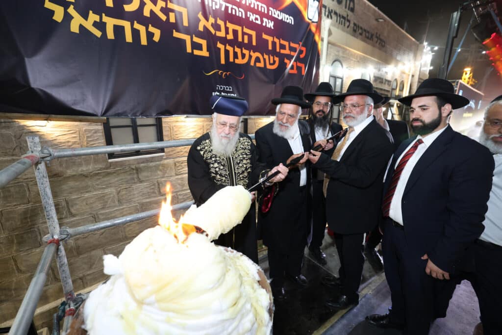 הגר"י יוסף והגאב"ד הציתו את האש במעמד המרכזי בבני ברק