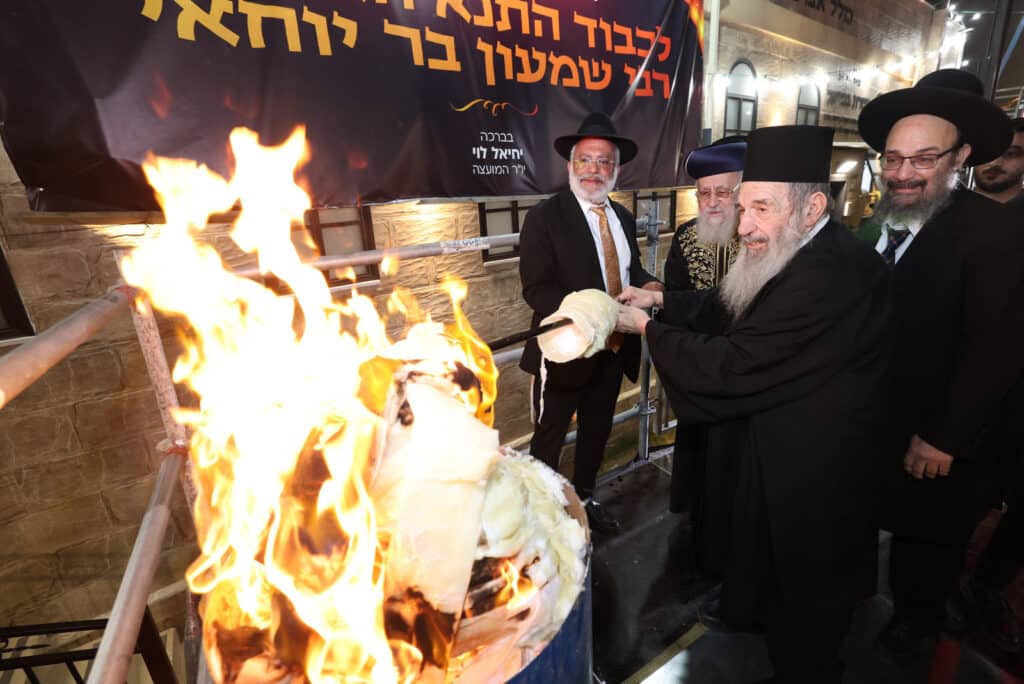 הגר"י יוסף והגאב"ד הציתו את האש במעמד המרכזי בבני ברק