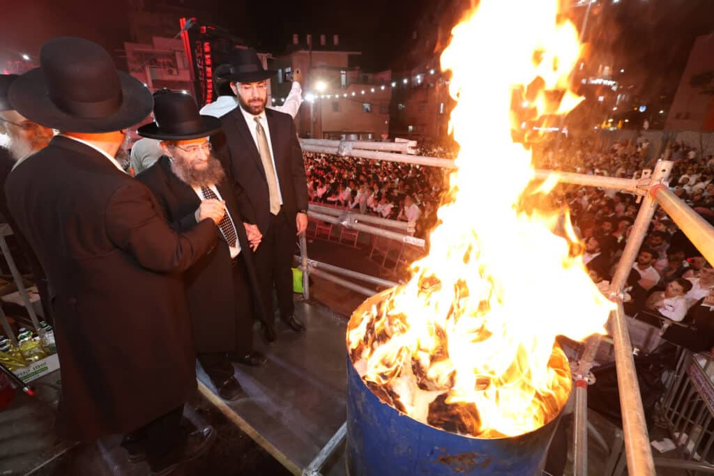 הגר"י יוסף והגאב"ד הציתו את האש במעמד המרכזי בבני ברק