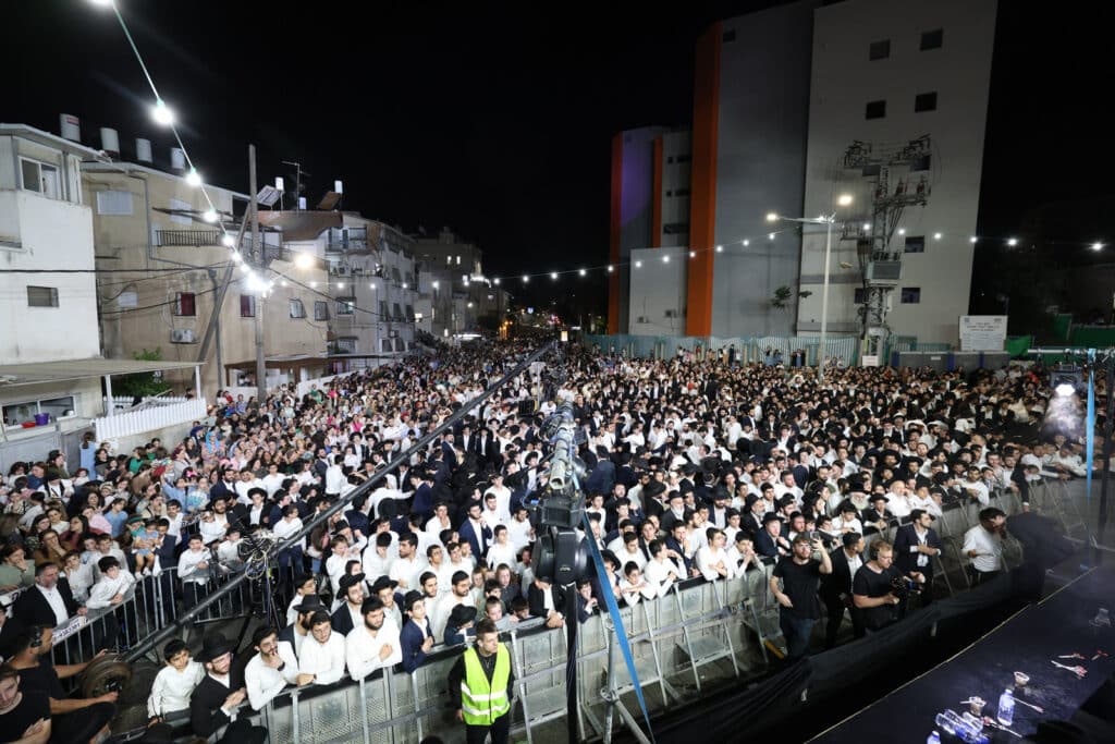 הגר"י יוסף והגאב"ד הציתו את האש במעמד המרכזי בבני ברק