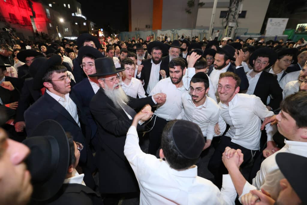 הגר"י יוסף והגאב"ד הציתו את האש במעמד המרכזי בבני ברק