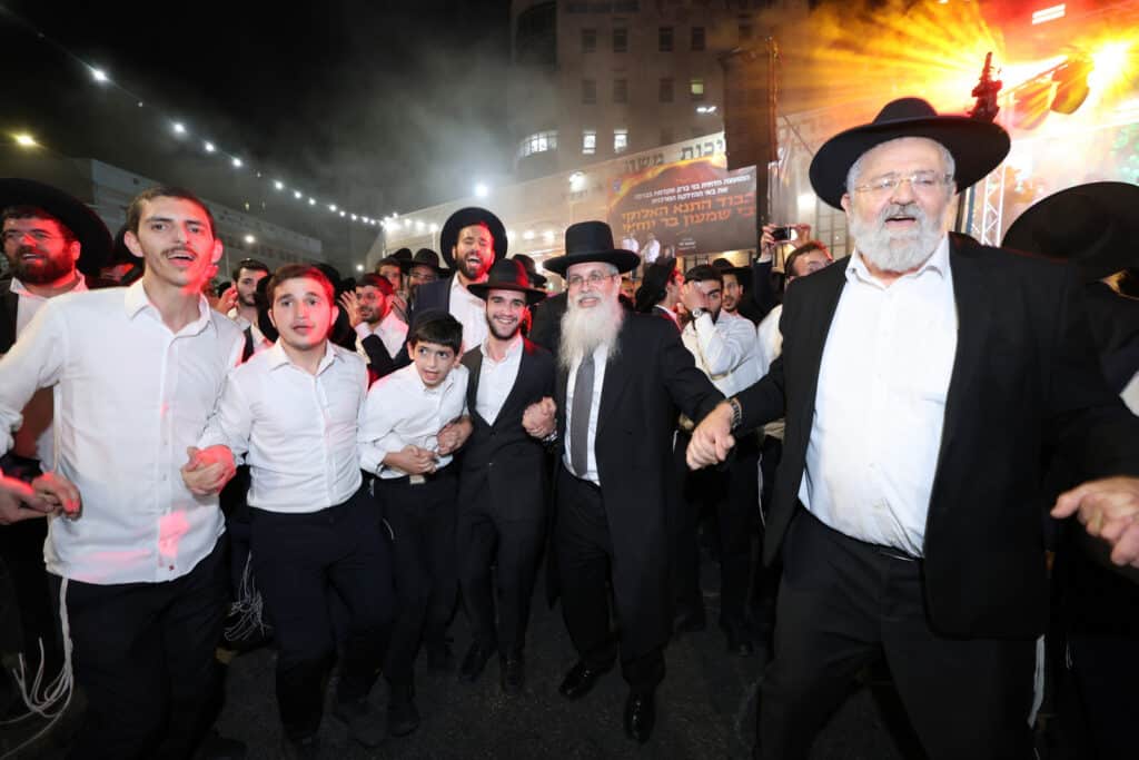 הגר"י יוסף והגאב"ד הציתו את האש במעמד המרכזי בבני ברק