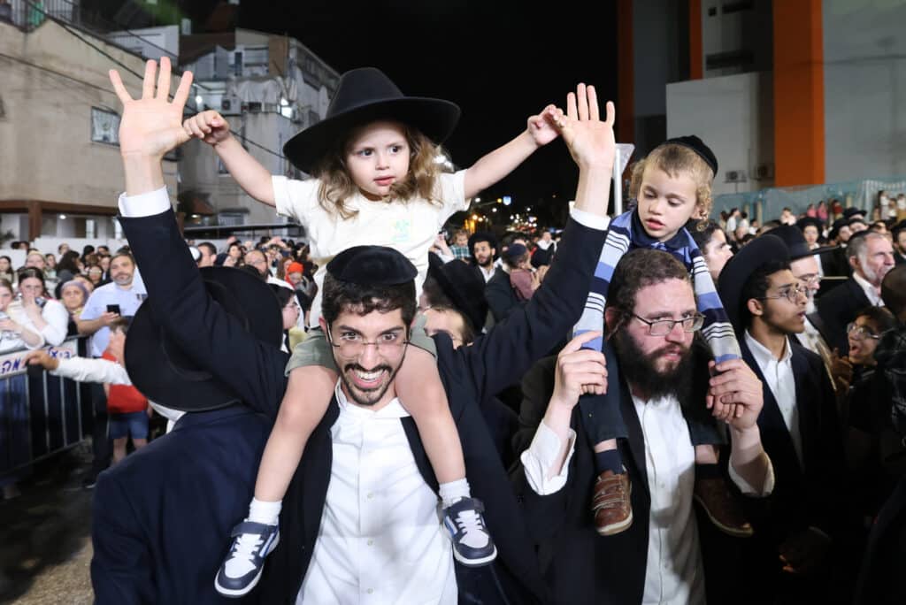 הגר"י יוסף והגאב"ד הציתו את האש במעמד המרכזי בבני ברק