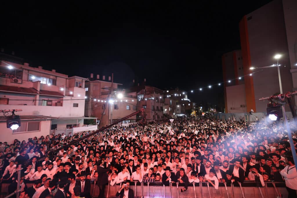 הגר"י יוסף והגאב"ד הציתו את האש במעמד המרכזי בבני ברק