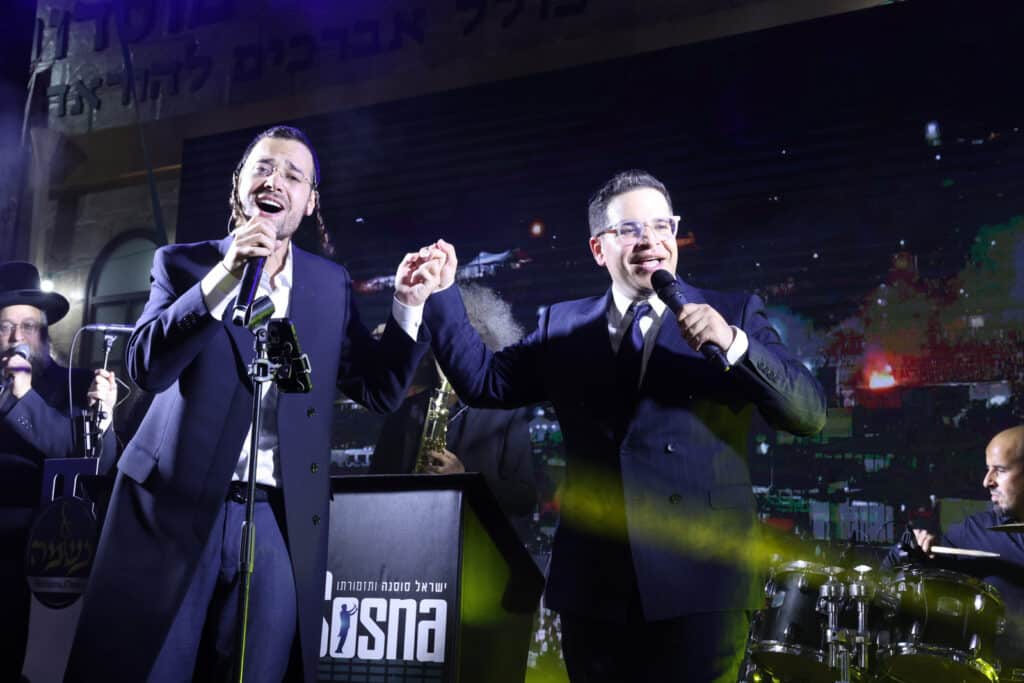 הגר"י יוסף והגאב"ד הציתו את האש במעמד המרכזי בבני ברק