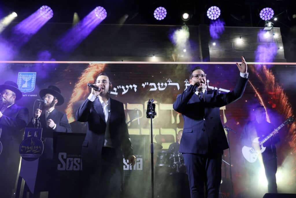 הגר"י יוסף והגאב"ד הציתו את האש במעמד המרכזי בבני ברק