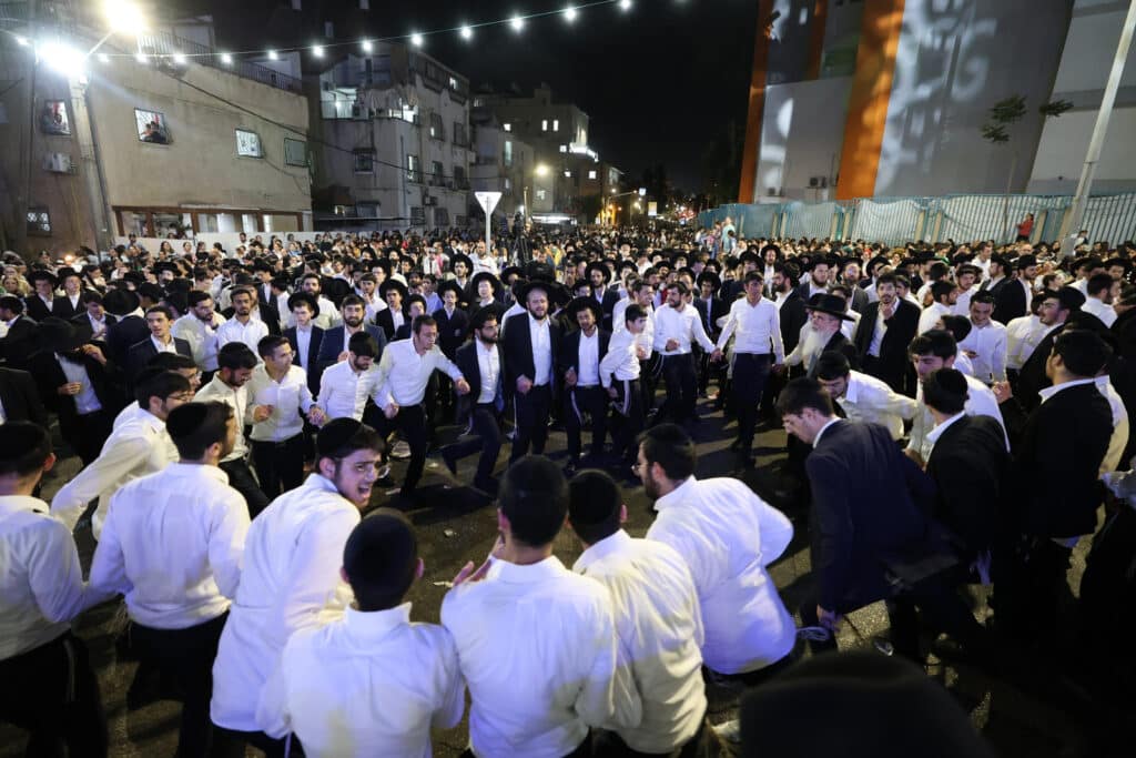 הגר"י יוסף והגאב"ד הציתו את האש במעמד המרכזי בבני ברק