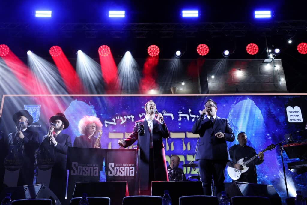 הגר"י יוסף והגאב"ד הציתו את האש במעמד המרכזי בבני ברק