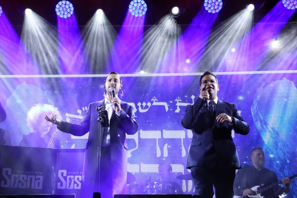 הגר"י יוסף והגאב"ד הציתו את האש במעמד המרכזי בבני ברק