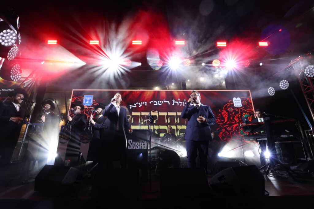 הגר"י יוסף והגאב"ד הציתו את האש במעמד המרכזי בבני ברק