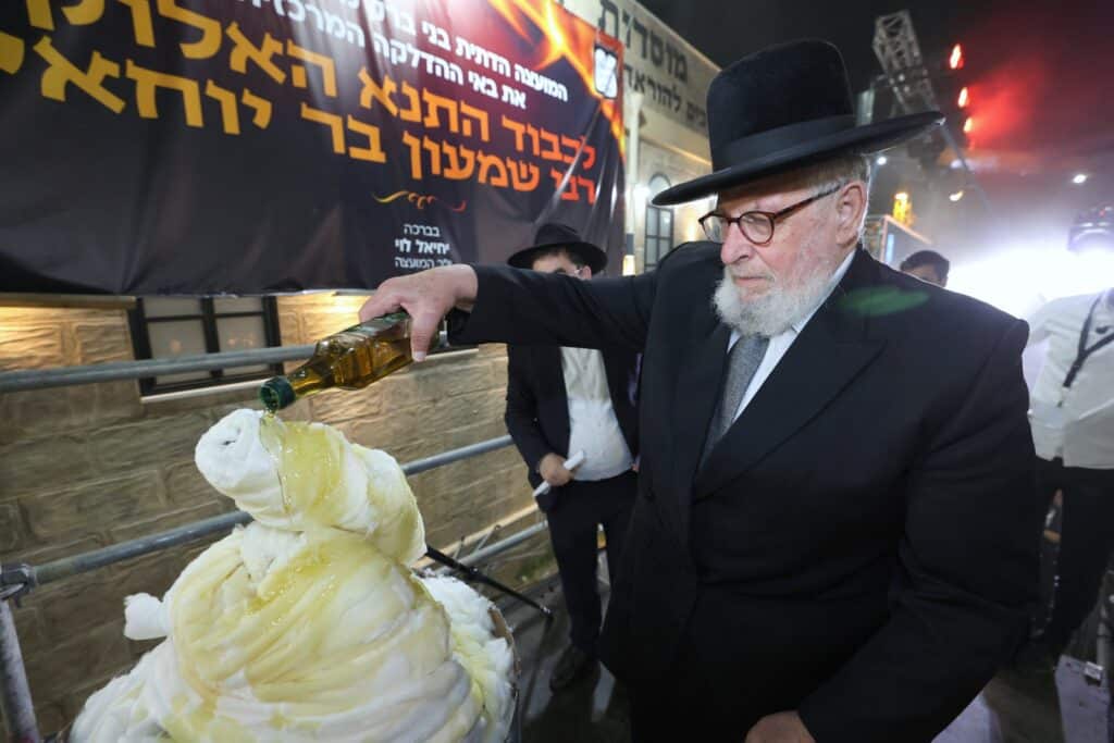 הגר"י יוסף והגאב"ד הציתו את האש במעמד המרכזי בבני ברק