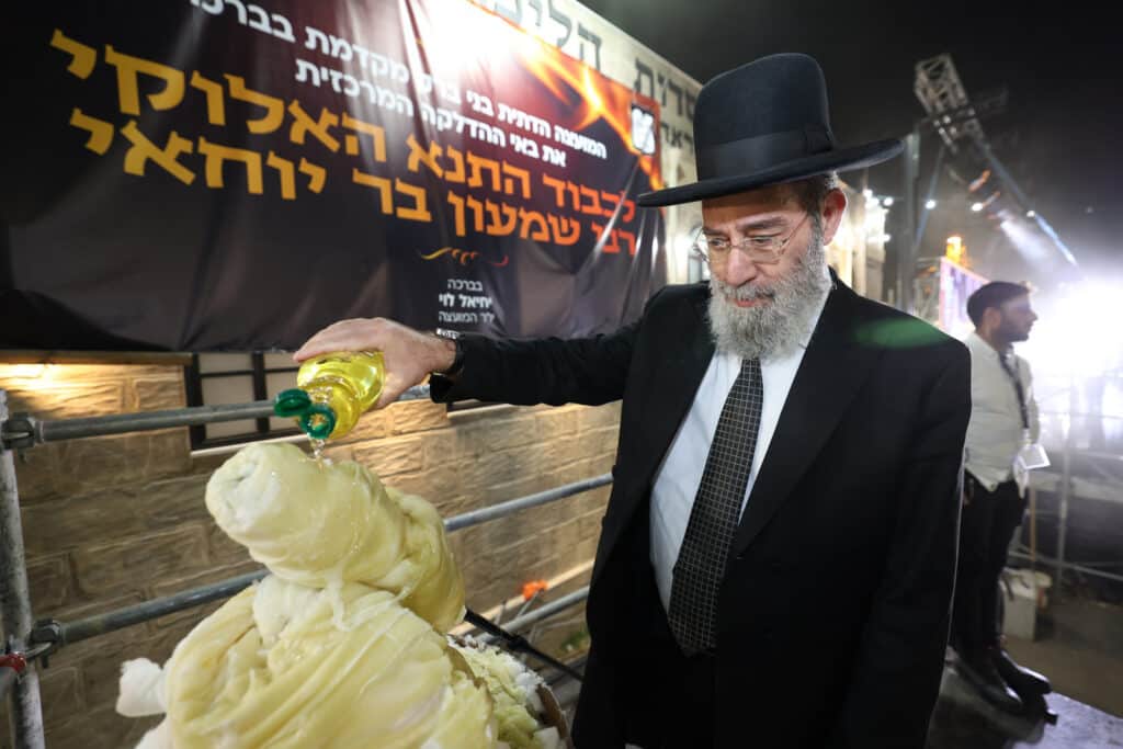 הגר"י יוסף והגאב"ד הציתו את האש במעמד המרכזי בבני ברק