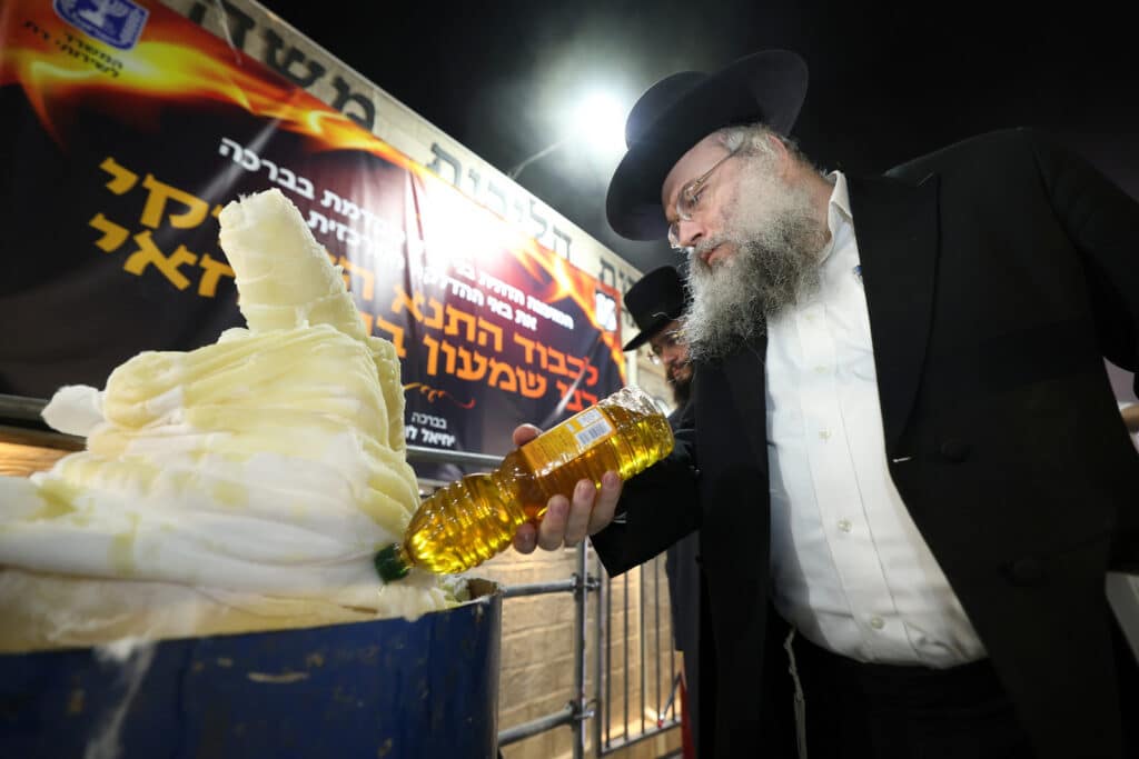 הגר"י יוסף והגאב"ד הציתו את האש במעמד המרכזי בבני ברק